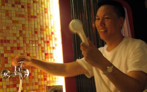 Modern Toilet Taipei - real dot com moguls eat from a toilet Modern Toilet Taipei - real dot com moguls eat from a toilet