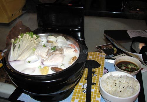 Modern Toilet Taipei - real dot com moguls eat from a toilet Modern Toilet Taipei - real dot com moguls eat from a toilet