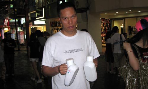 Modern Toilet Taipei - real dot com moguls eat from a toilet Modern Toilet Taipei - real dot com moguls eat from a toilet